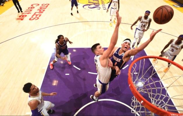 南宫体育- 国王队时隔多年重返季后赛，球迷狂欢庆祝  